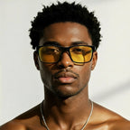 Óculos de sol com lentes amarelas e armação preta, estilo moderno e elegante