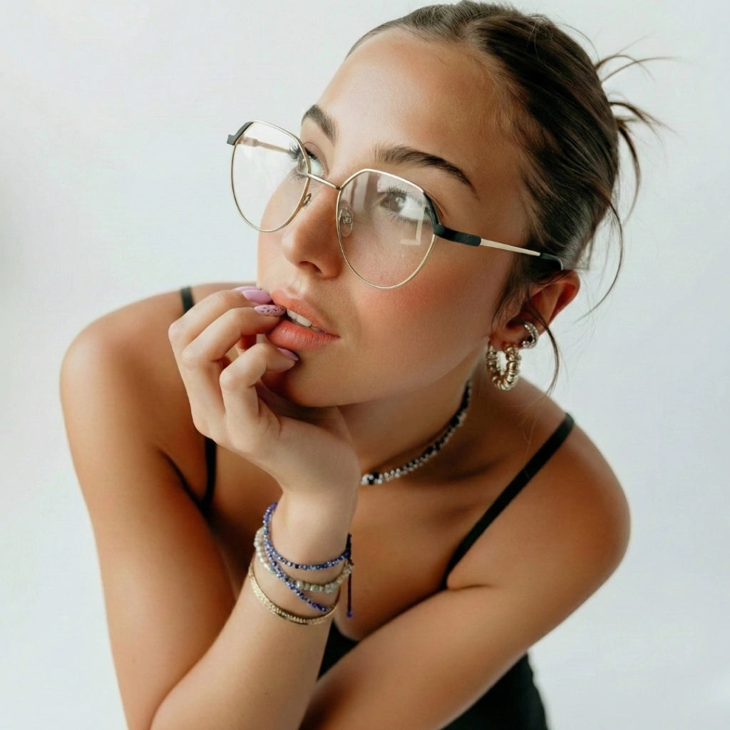 Mulher usando óculos de grau redondos com armação dourada e detalhes modernos