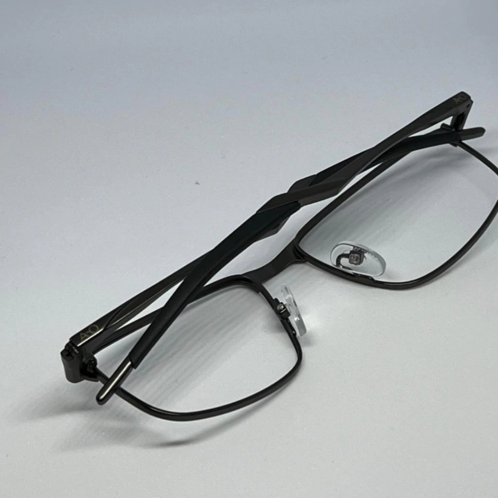 Armação de óculos preta com design moderno e hastes finas, ideal para ótica e visão clara.