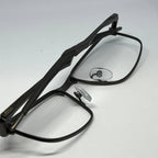 Armação de óculos preta com design moderno e hastes finas, ideal para ótica e correção visual