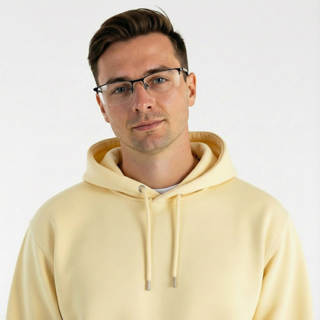 Homem usando óculos de grau com armação preta e moletom amarelo claro