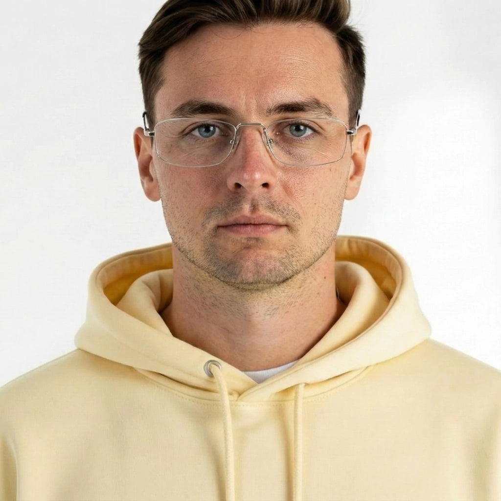 Homem usando óculos de grau modernos com armação fina e hoodie amarelo claro