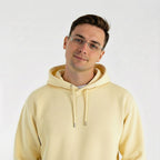 Homem usando óculos de grau com armação fina e moletom amarelo claro, estilo moderno e casual