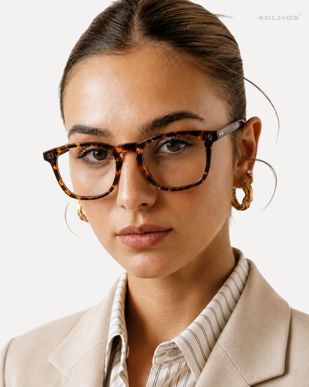 Mulher de coque com óculos de grau tartaruga e argola dourada