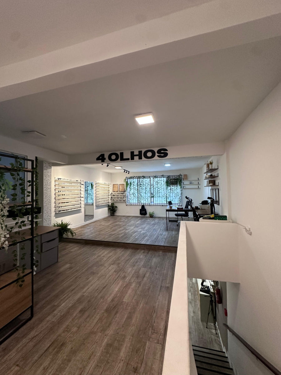 Loja da 4 Olhos no Centro de Florianópolis, com as armações na parede